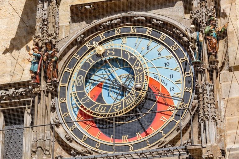 Luna Piena in Bilancia, aprile 2026: l’oroscopo dei tarocchi del tuo segno zodiacale